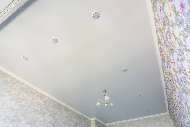 Элегантный внутренний потолок с цветочными обоями и современной люстрой в жилой комнате.