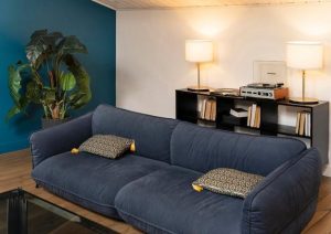 Дизайн кабинета в квартире в современном стиле с диваном