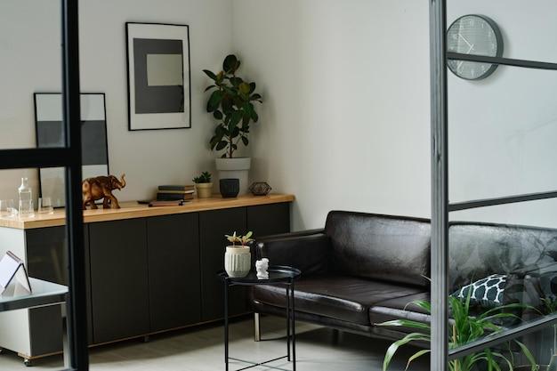  Интерьер кабинета с диваном в современном стиле